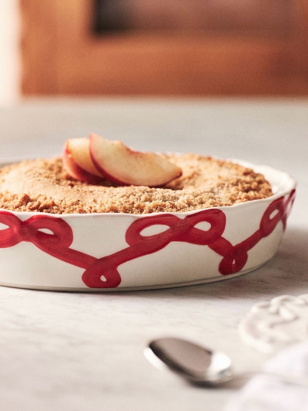 New Anthropologie benedita stoneware pie dish baking white red bow